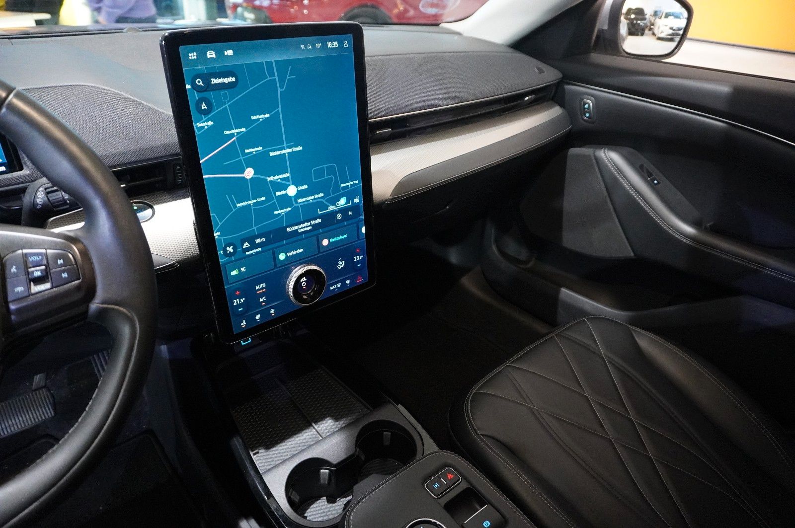 Fahrzeugabbildung Ford Mustang Mach-E NAVI/LED/KAMERA/LEDER/SHZ/DAB+