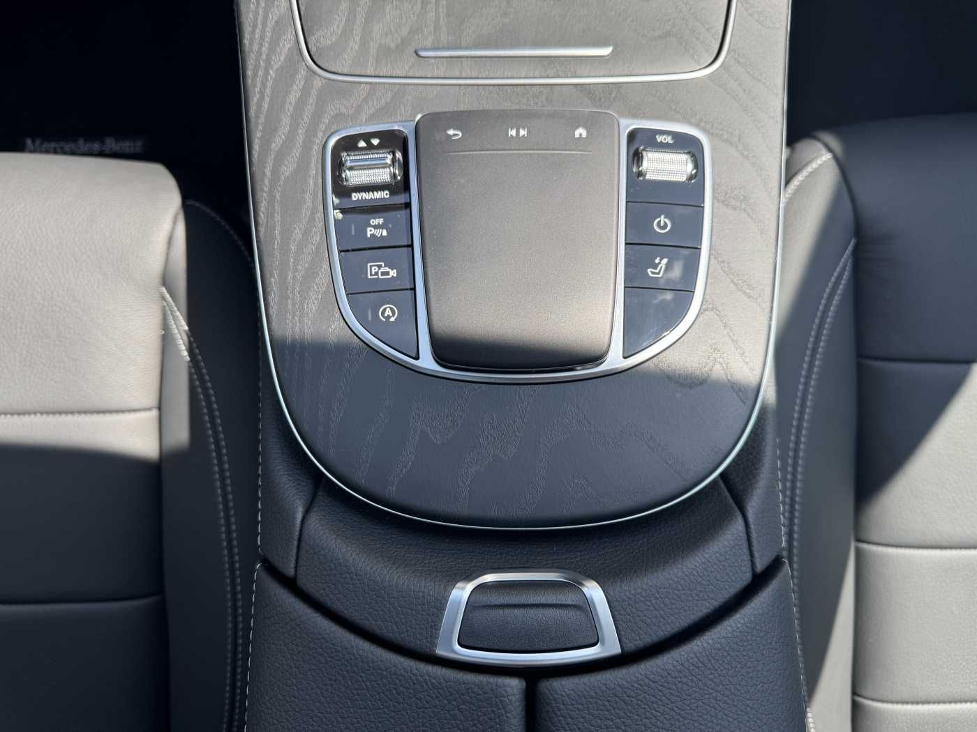 Fahrzeugabbildung Mercedes-Benz E 220d AMG+Pano+Burm+Distr+Memory+AHK+360