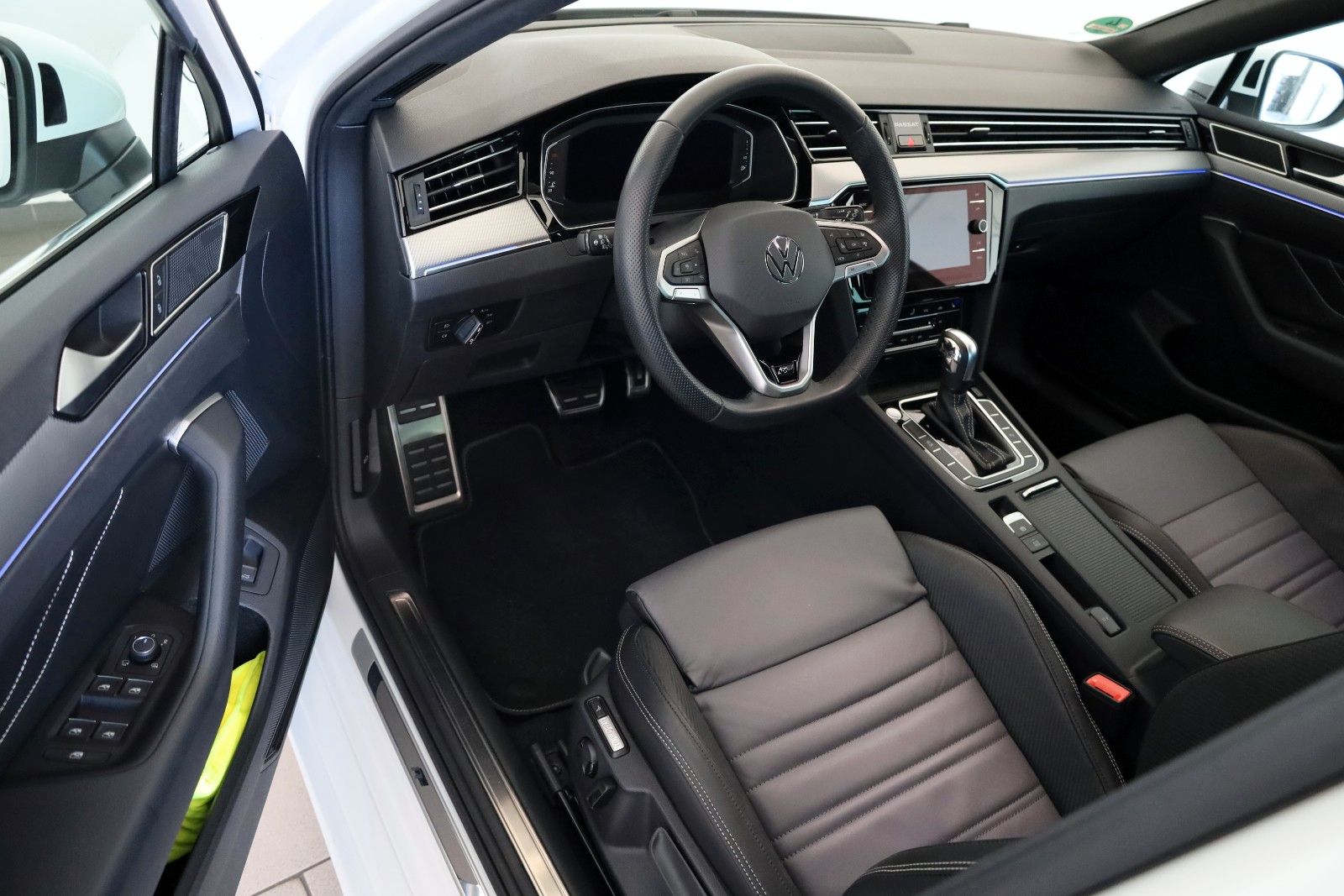 Fahrzeugabbildung Volkswagen Passat Variant R Line Leder,Navi,LED,ACC,CarPlay