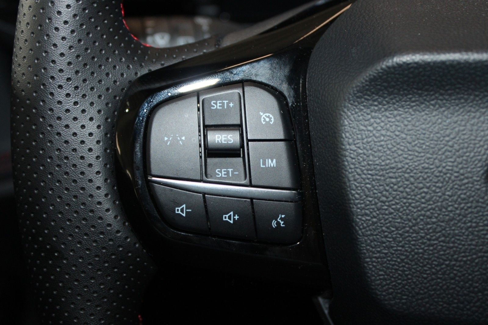 Fahrzeugabbildung Ford Puma MHEV ST-Line LED NAVI WinterPaket CAM
