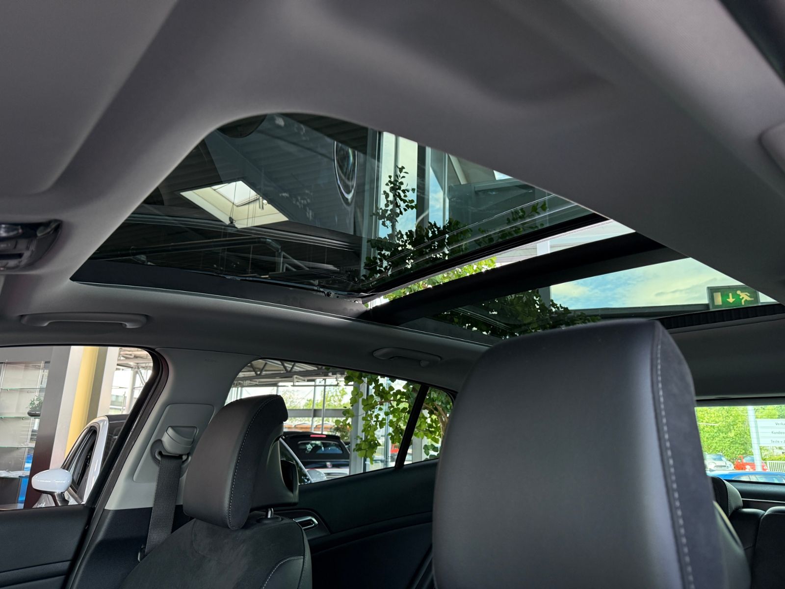 Fahrzeugabbildung Kia Sportage Spirit 4WD AHK PANO 360° H/K LEDER
