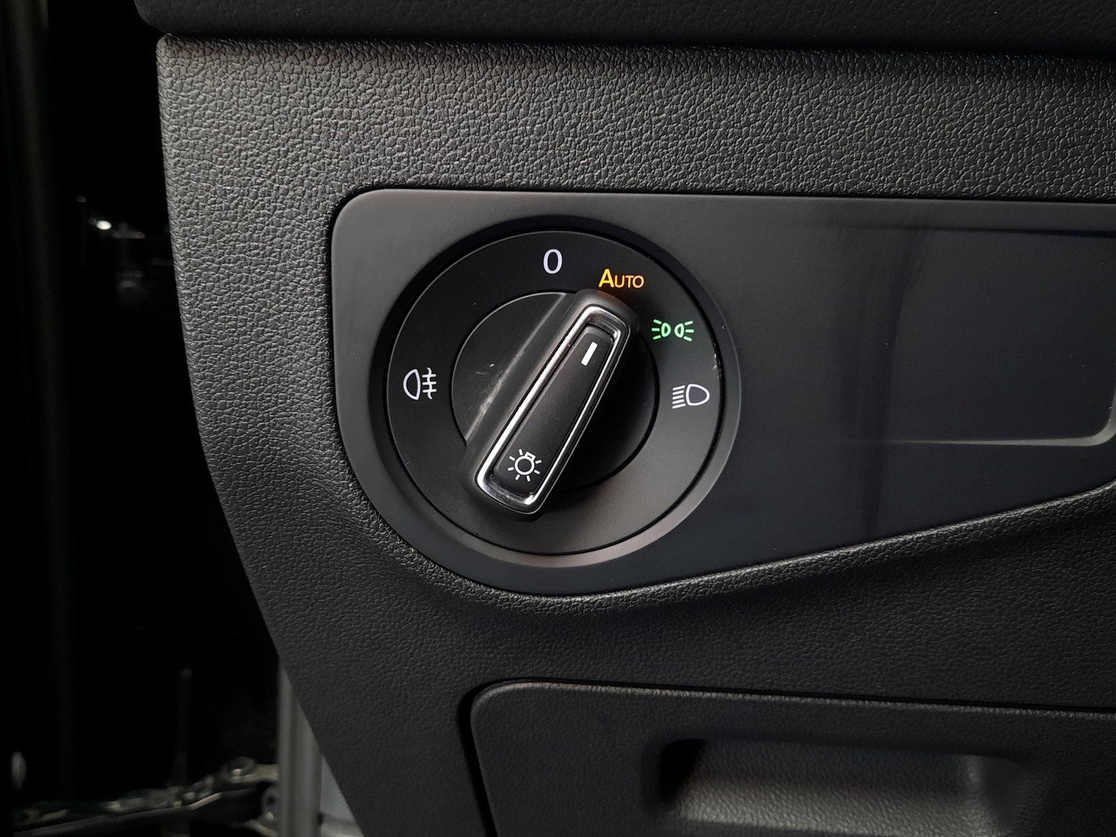 Fahrzeugabbildung Volkswagen Tiguan Life TDI DSG 4M *Pano*AHK*Navi*Cam*LED*