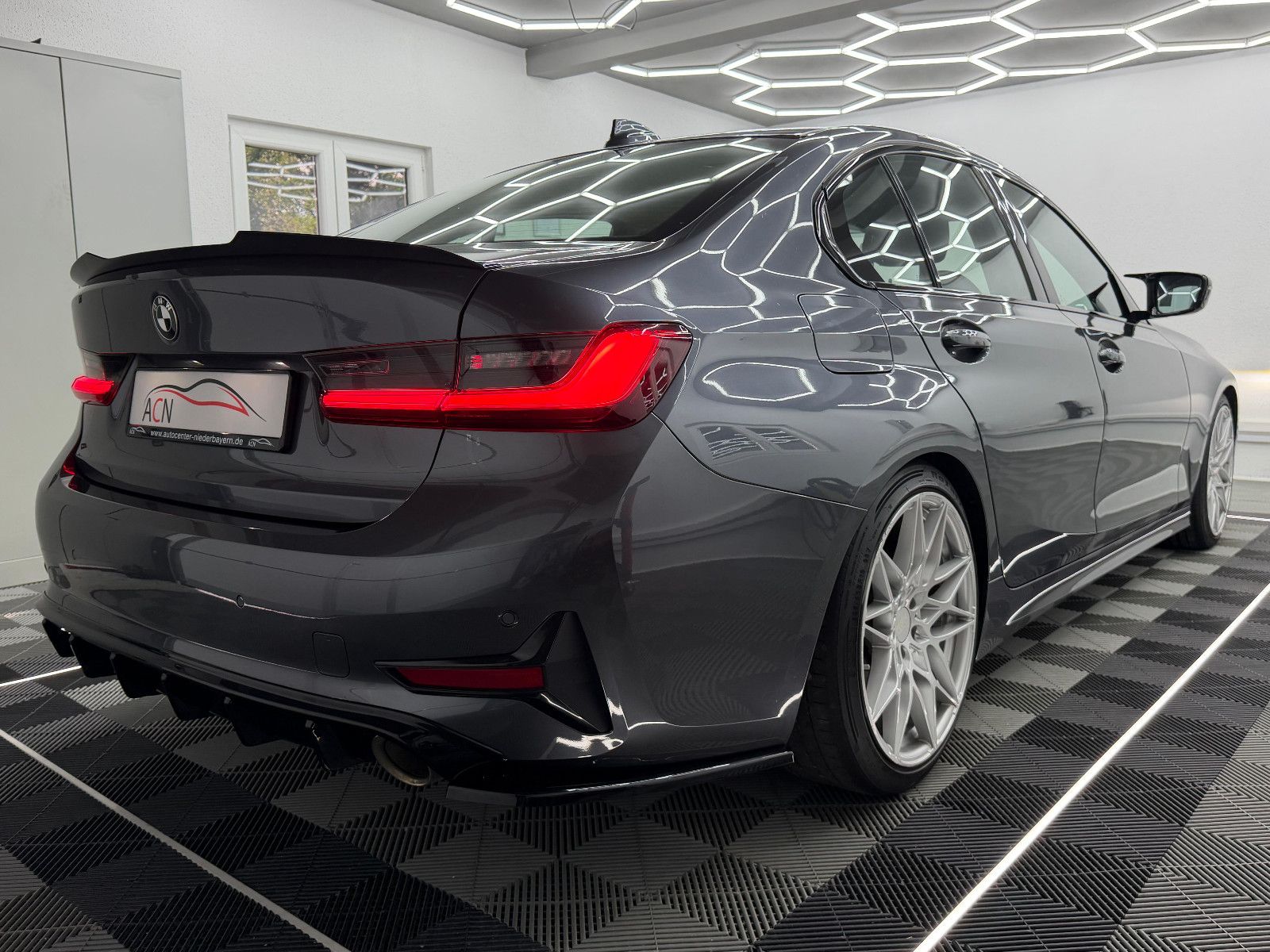 Fahrzeugabbildung BMW 330i LIMOUSINE/SPORT/LIVE COC/HiFi/AMBIENTE/H&R