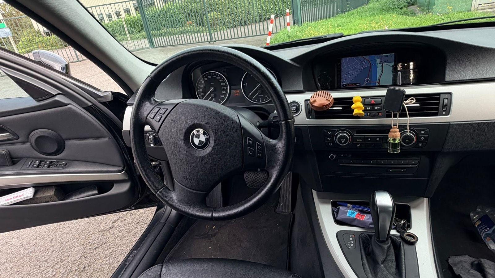 BMW 318 2012 — interior