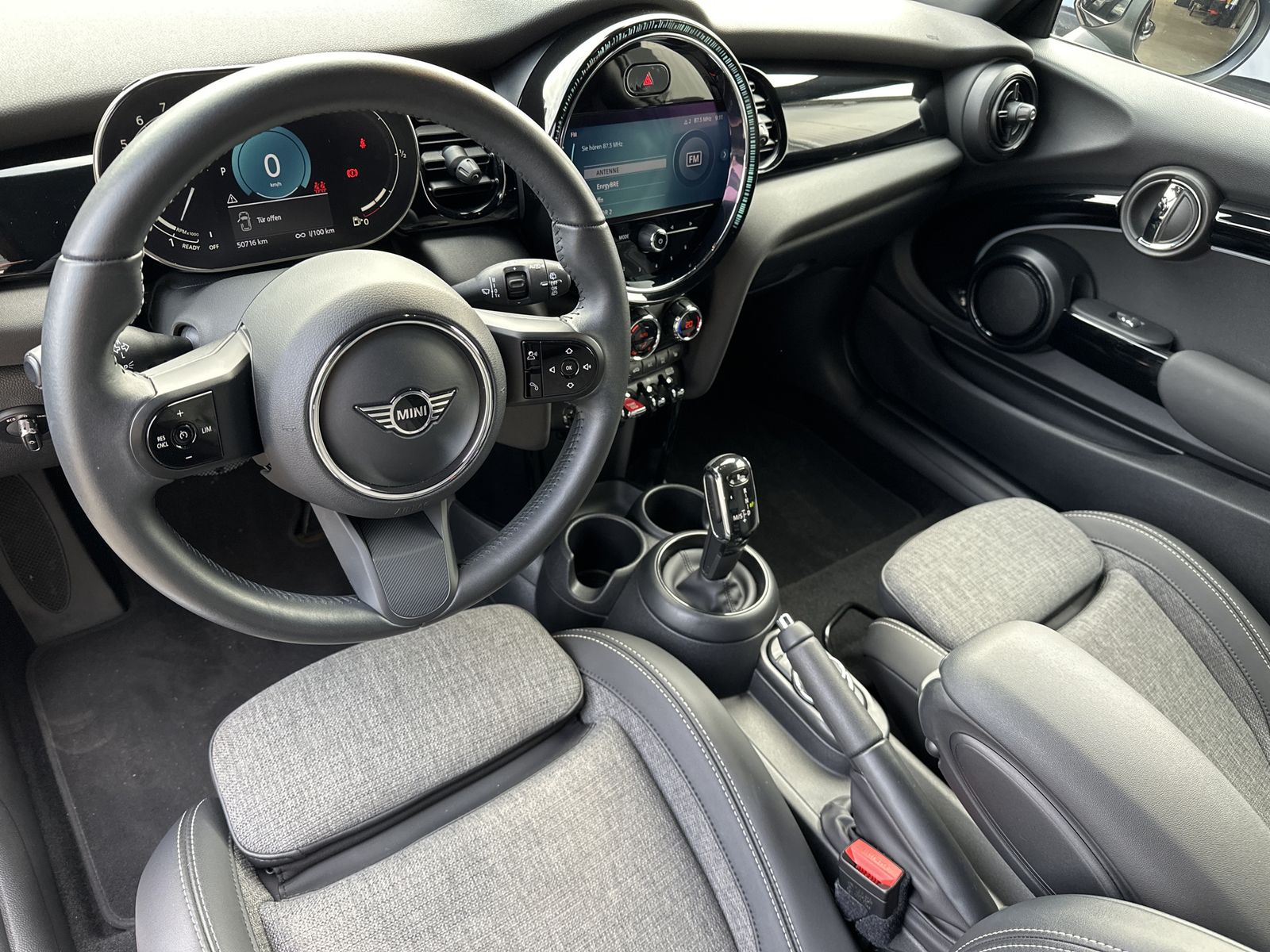 Fahrzeugabbildung MINI Cooper Classic Trim Black Ext. NAV+LED+KAM+CARPL