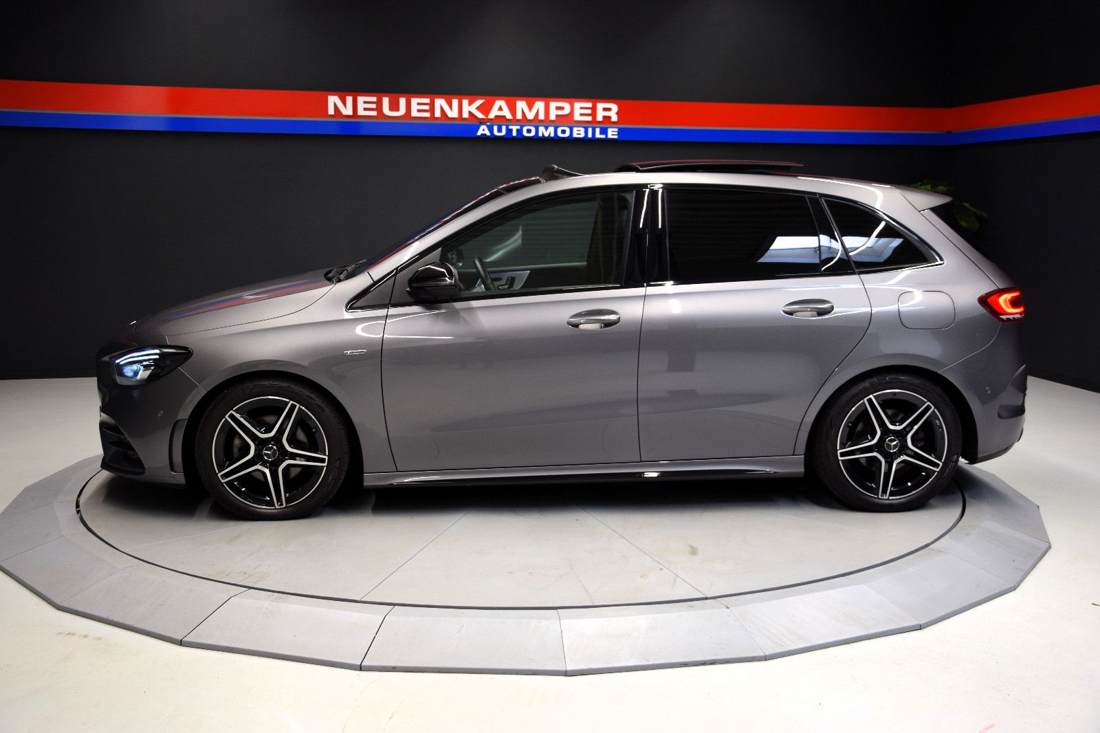Fahrzeugabbildung Mercedes-Benz B 200 AMG Pano Night LED Kamera Memory Digital