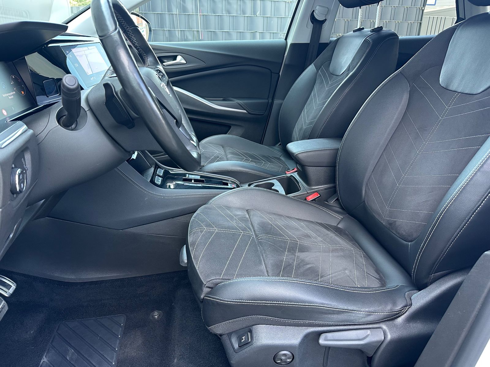 Fahrzeugabbildung Opel Grandland 1.5 D Automatik Elegance NAV+LED+AHK
