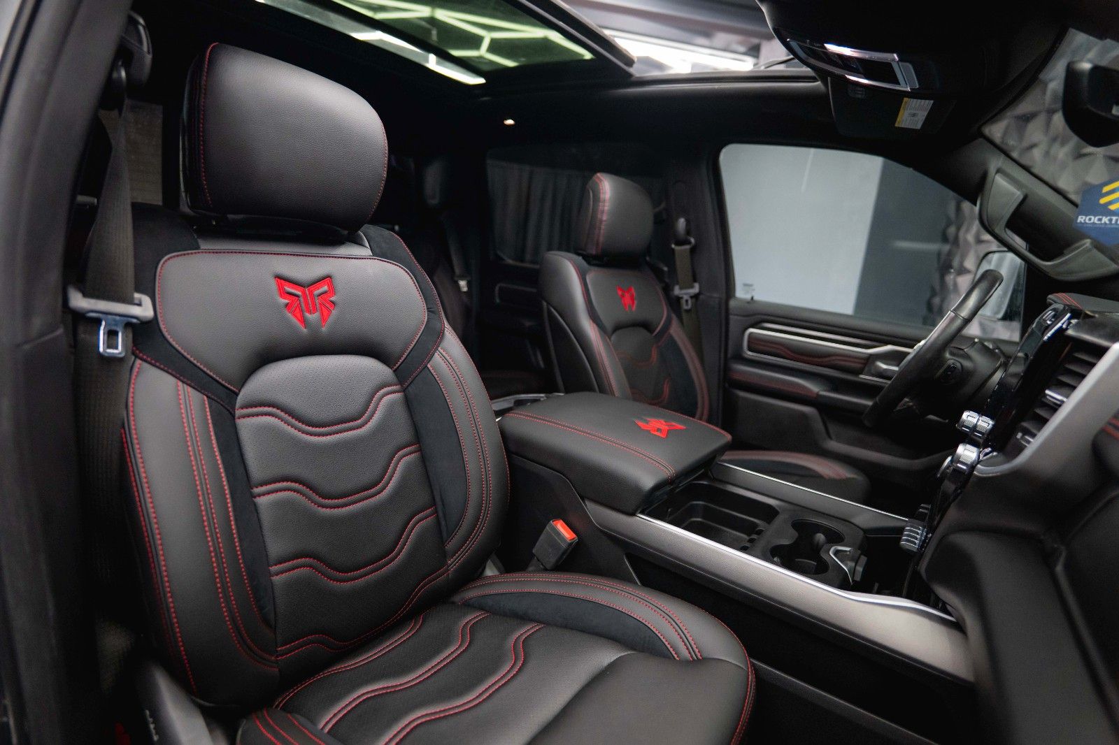 Fahrzeugabbildung Dodge RAM 5.7 V8 HEMI 4x4 OFFROAD Night-Edition *Pano*