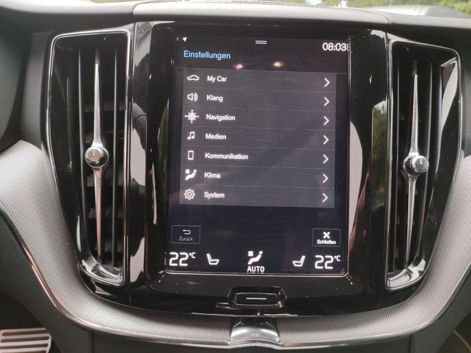 Volvo XC60 R Design PHEV AWD PANO Leder AHK LED Autom foto 16