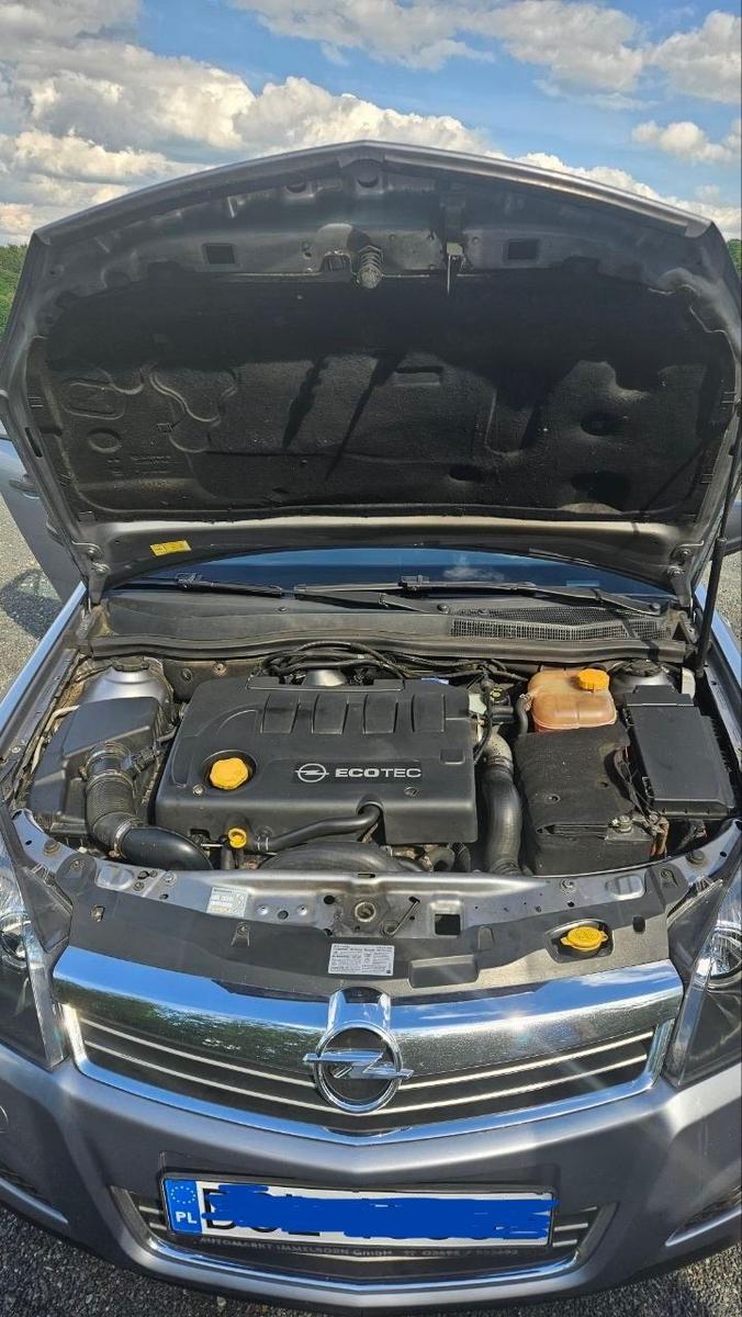 Opel Astra 2010 — photo 15