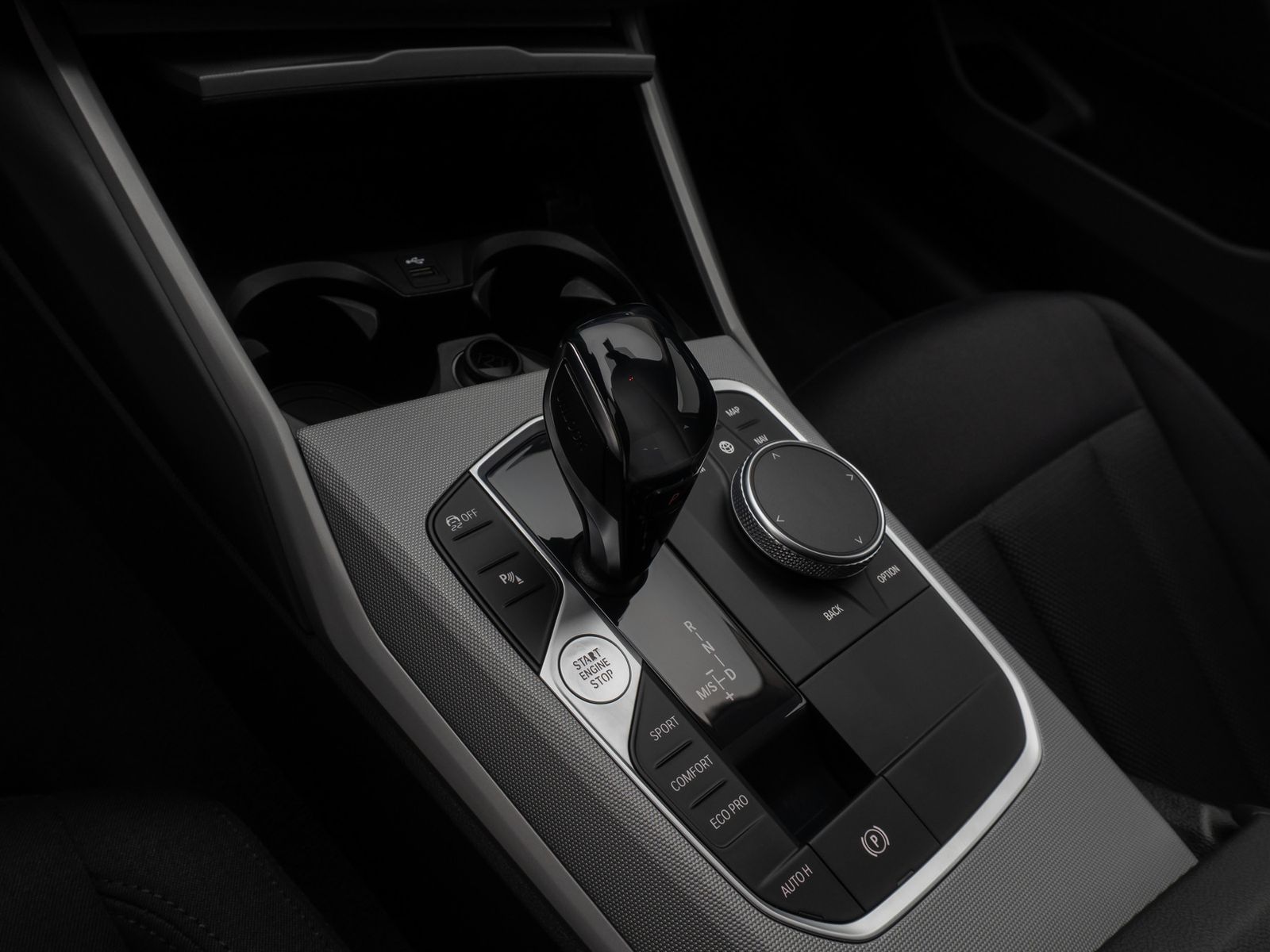 Fahrzeugabbildung BMW 320d GeschwindigReg HiFi Kamera LED CockpitPlus