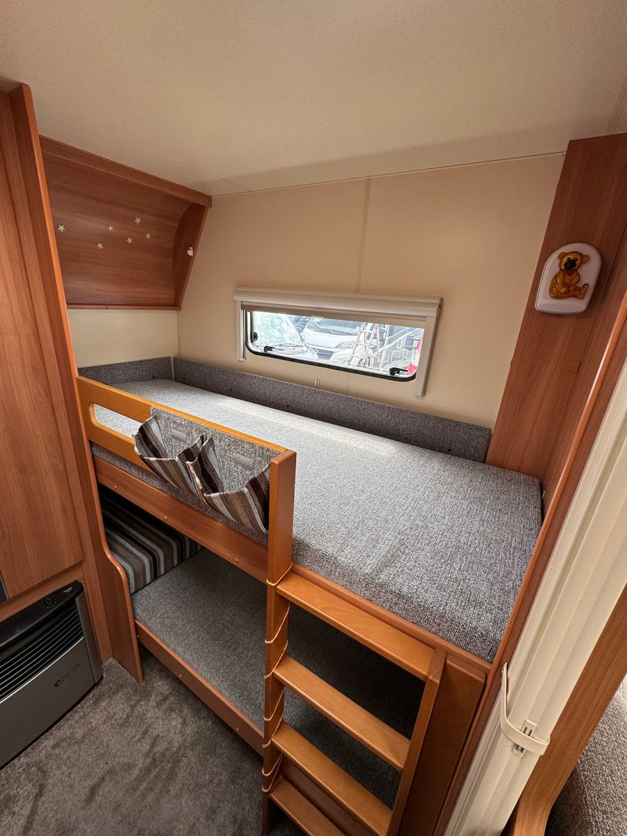 Fahrzeugabbildung Hobby 545 KMF DE LUXE SAT TV MOVER RUNDSITZGRUPPE
