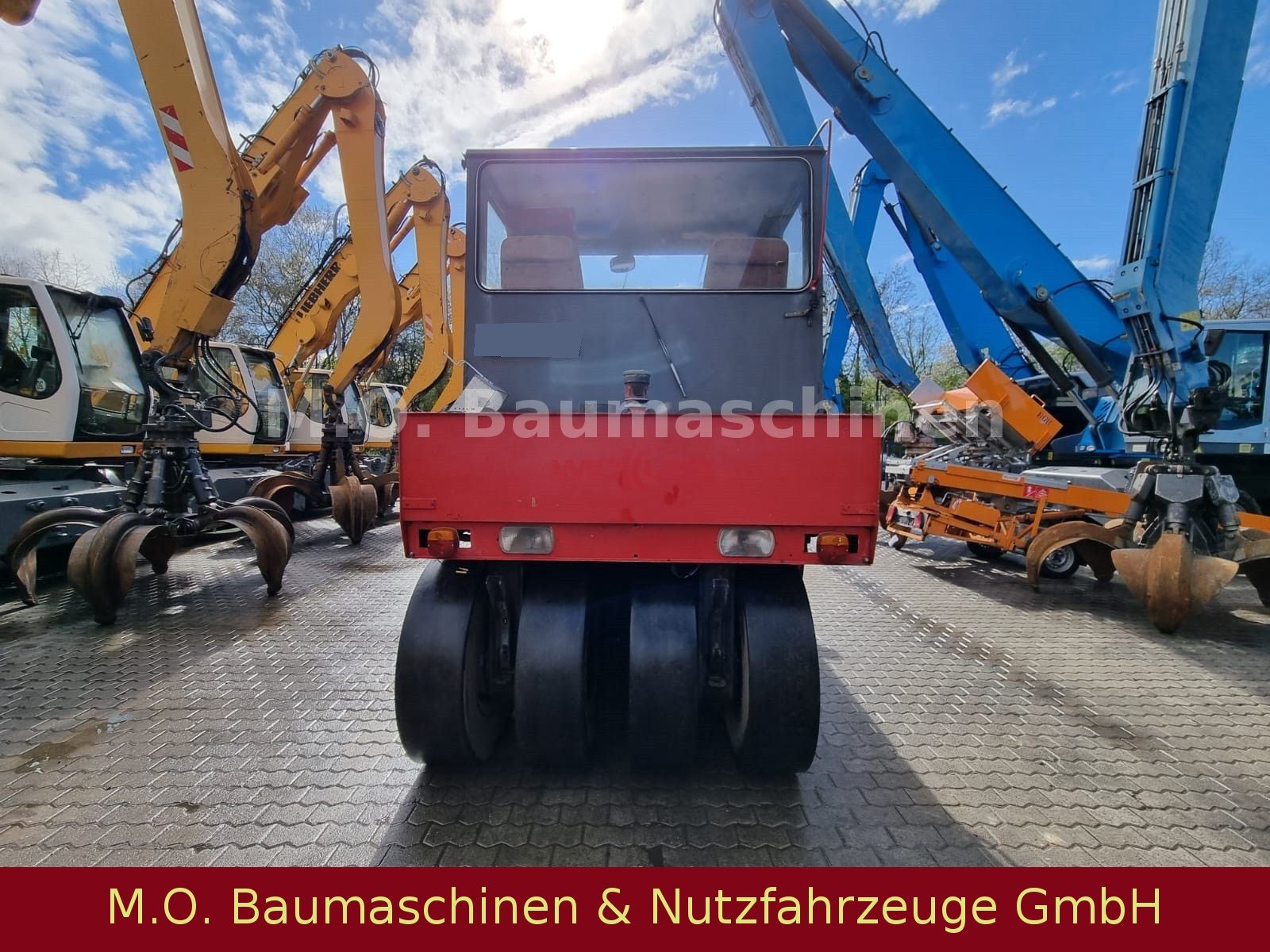 Fahrzeugabbildung Hamm MBU RW 210 - R 16 / Gummiradwalze /