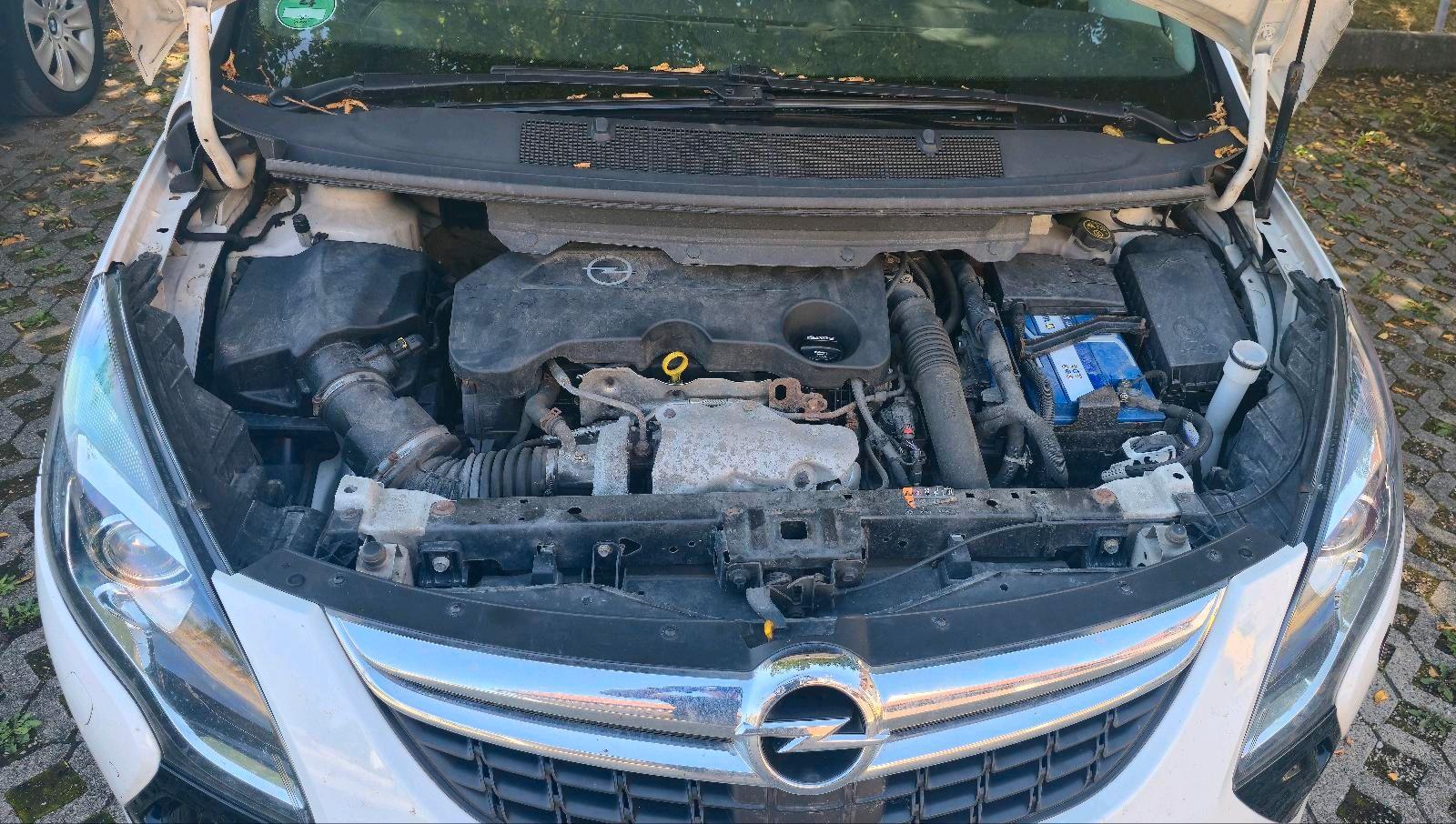 Opel Zafira 2015 — photo 11
