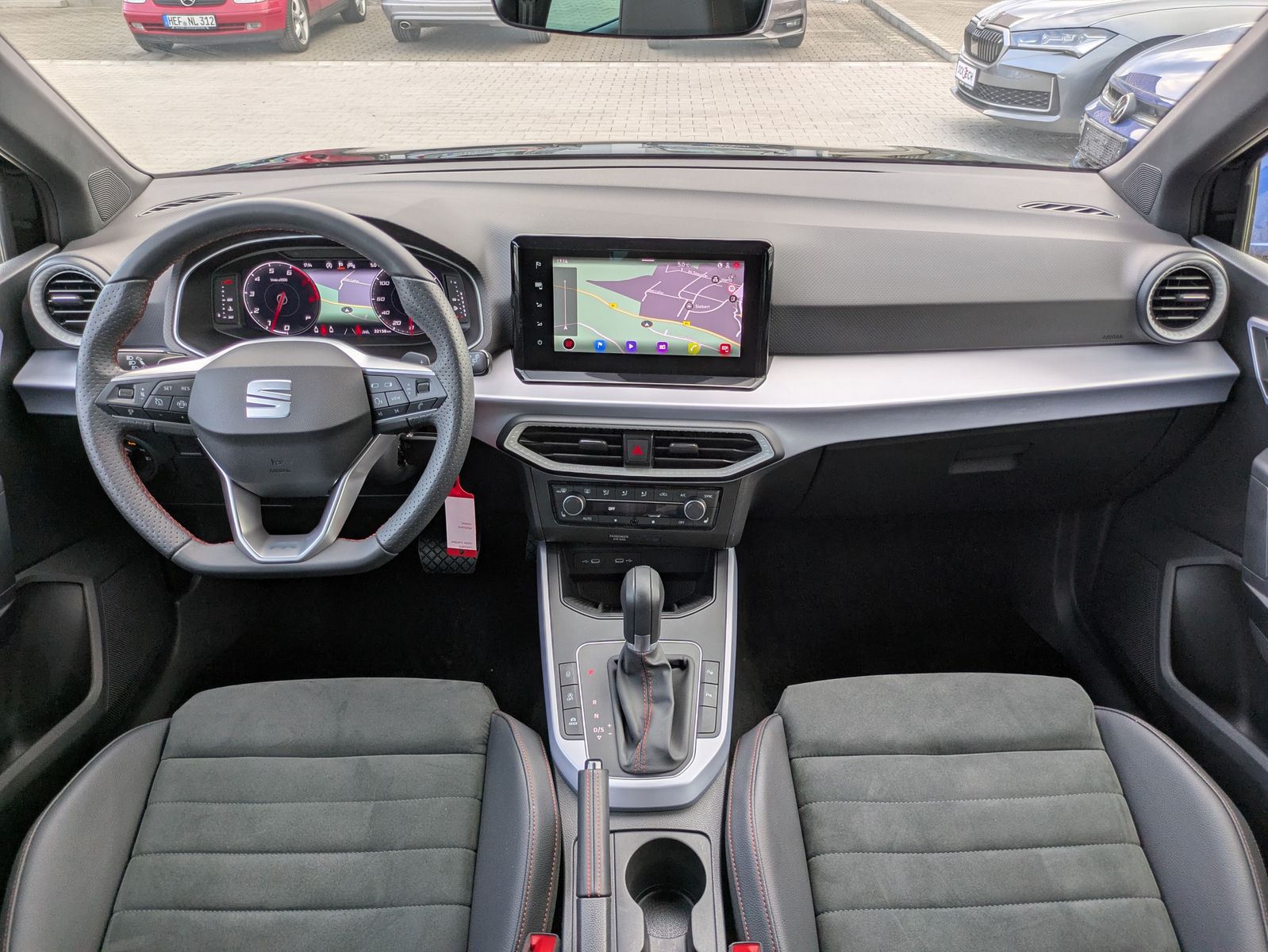 Fahrzeugabbildung SEAT Arona 1.5 TSI FR DSG AHK*ACC*LED*APP*DAB*KAMERA