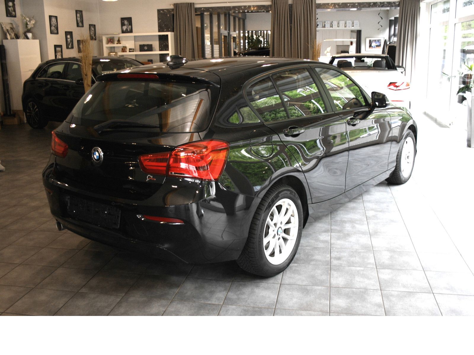 Fahrzeugabbildung BMW 118i Advantage *4-Türer*Schiebedach*PDC*Navi