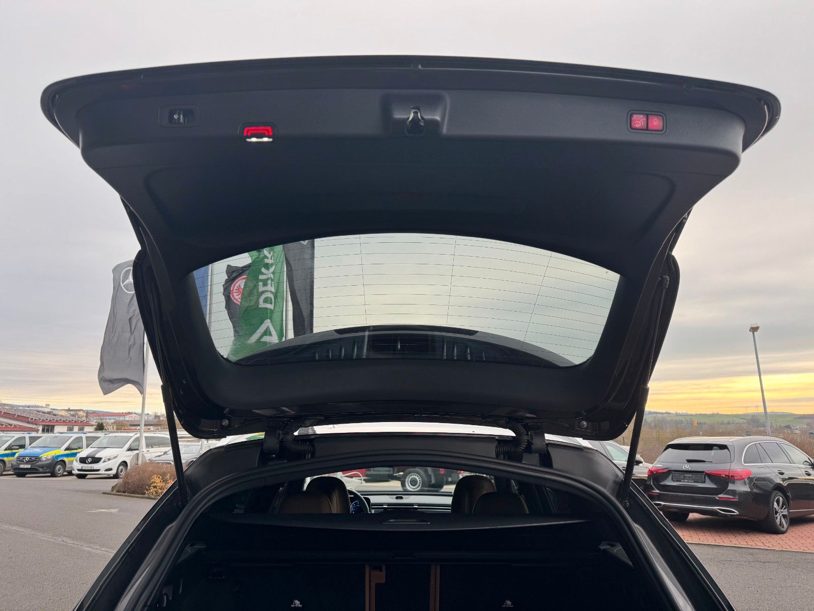 Fahrzeugabbildung Mercedes-Benz E 220d T AMG+Hyperscreen+Leder+AHK+DistrPro+STH