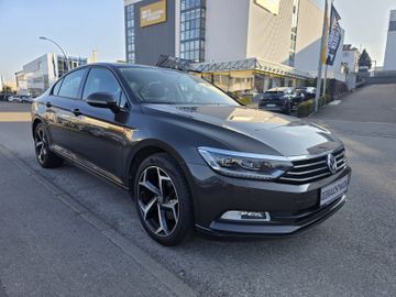 Volkswagen Passat - 1