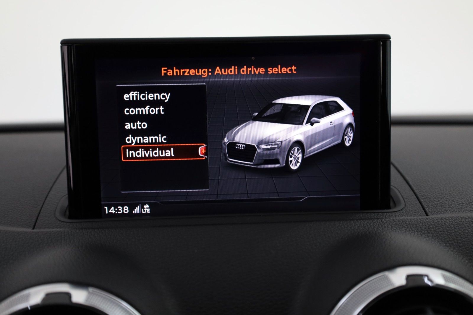 Fahrzeugabbildung Audi A3 S Line T.Leder,Navi,Xenon,ACC,SH,PDC,SR+WR