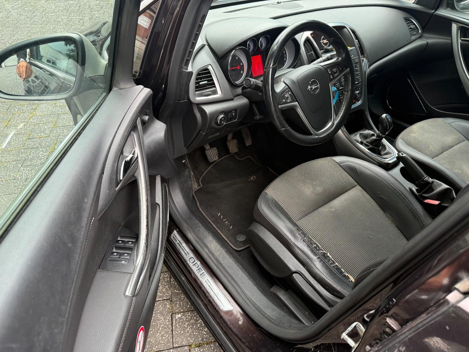 Opel Astra 2012 — photo 9