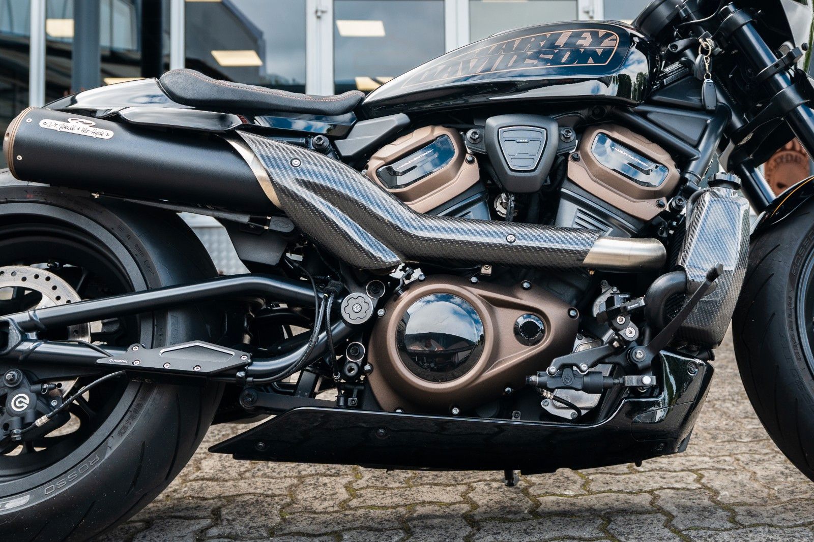 Fahrzeugabbildung Harley-Davidson Sportster S RH1250S - Jekill & Hyde 240er Umbau