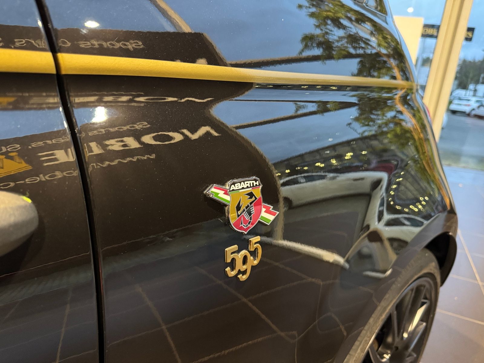 Fahrzeugabbildung Abarth 595C  Scorpioneoro Turismo - 2000 Stk weltweit!