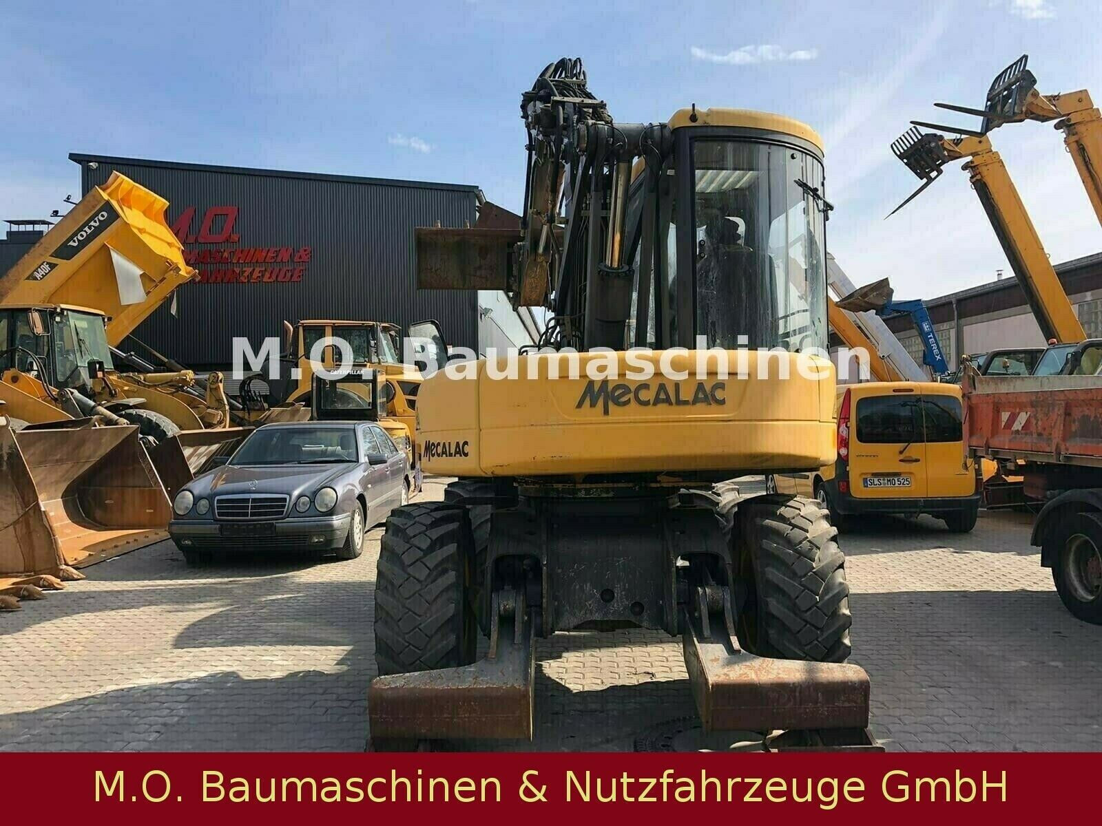 Fahrzeugabbildung MECALAC 12 MXT  / Schaufel / Gabel / 3x Tieflöffel