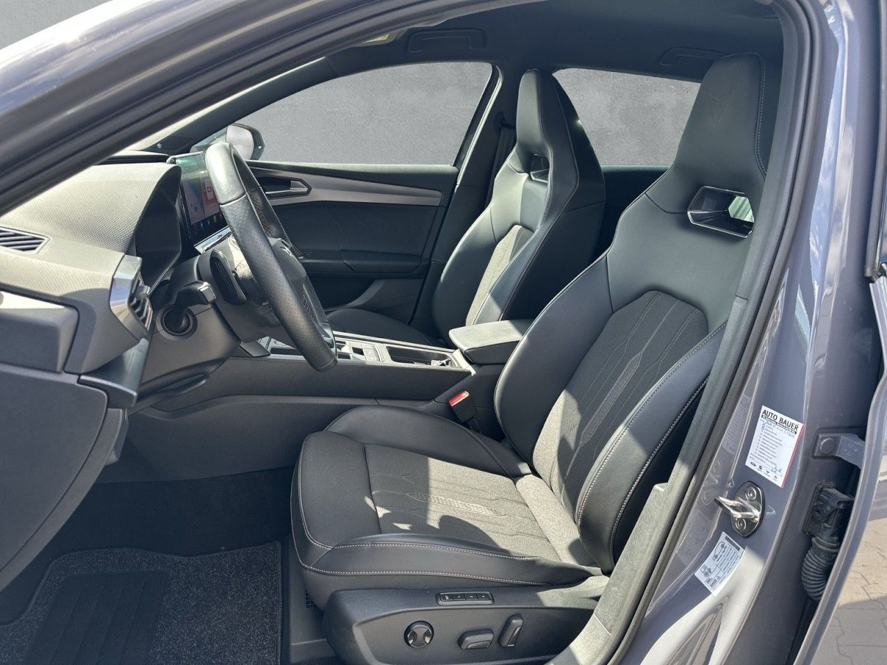 Fahrzeugabbildung CUPRA Leon Sportstourer VZ 2.0 TSI 4Drive DSG*AHK* - mit KI generiert/bearbeitet