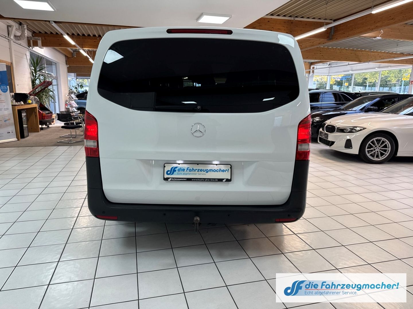 Fahrzeugabbildung Mercedes-Benz Vito Tourer 111CDI 9.Sitz. Extralang AHK Parklen
