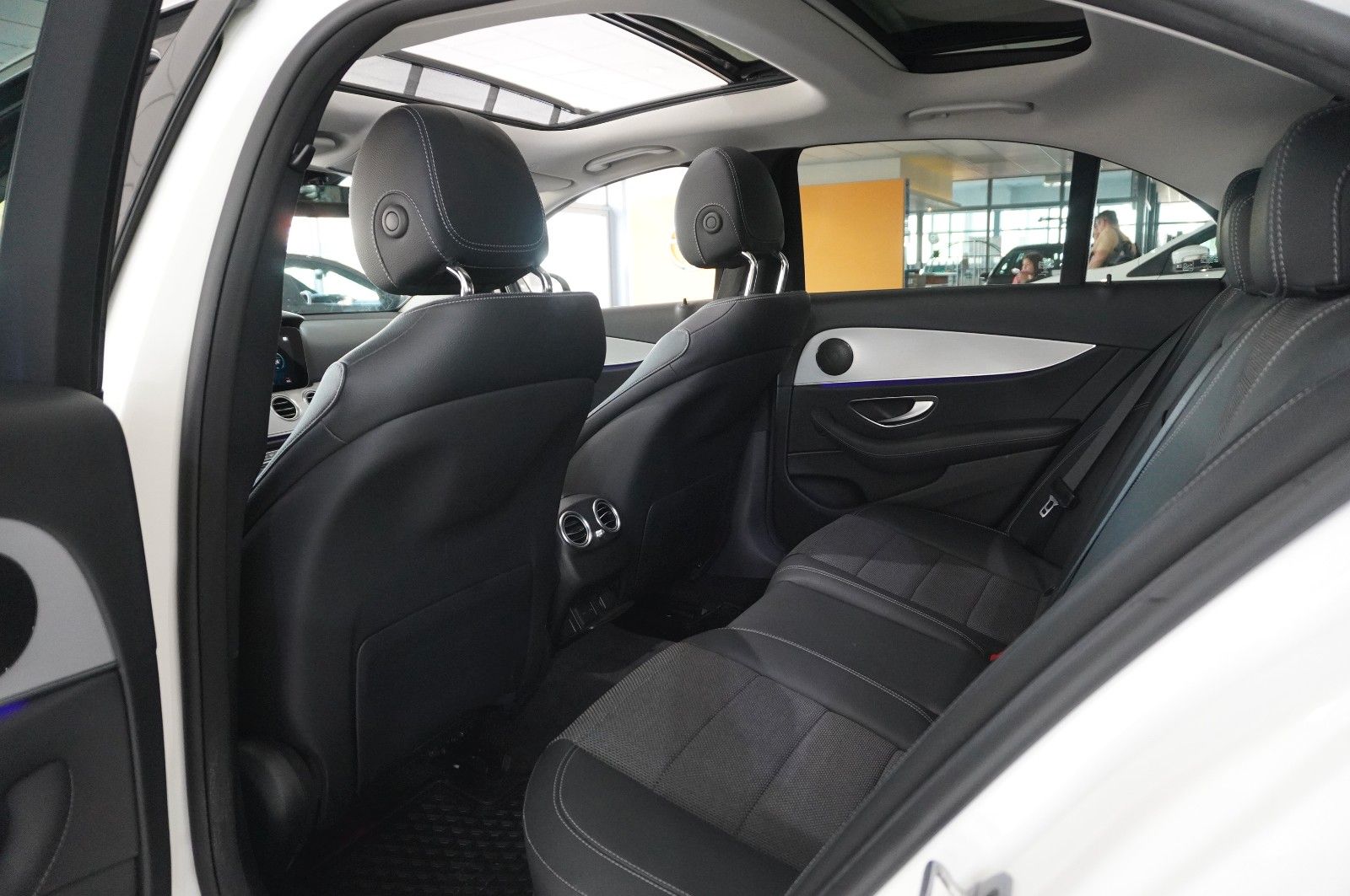 Fahrzeugabbildung Mercedes-Benz E 300E LIM. AVANTGARDE NAVI/LED/KAMERA/PANO./AHK