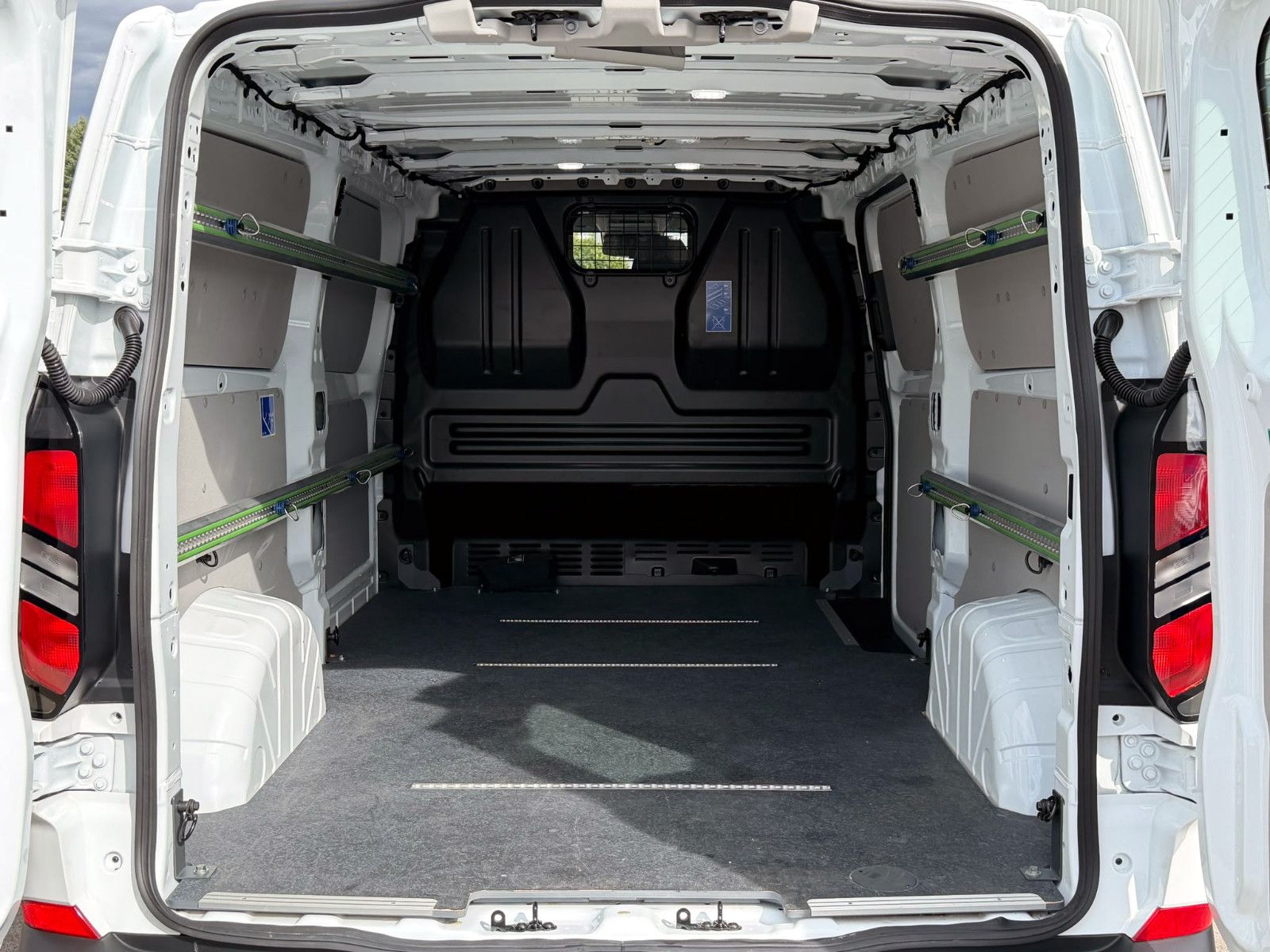 Fahrzeugabbildung Ford Transit Custom Kasten 320 L2 Trend ACC KAM AHK