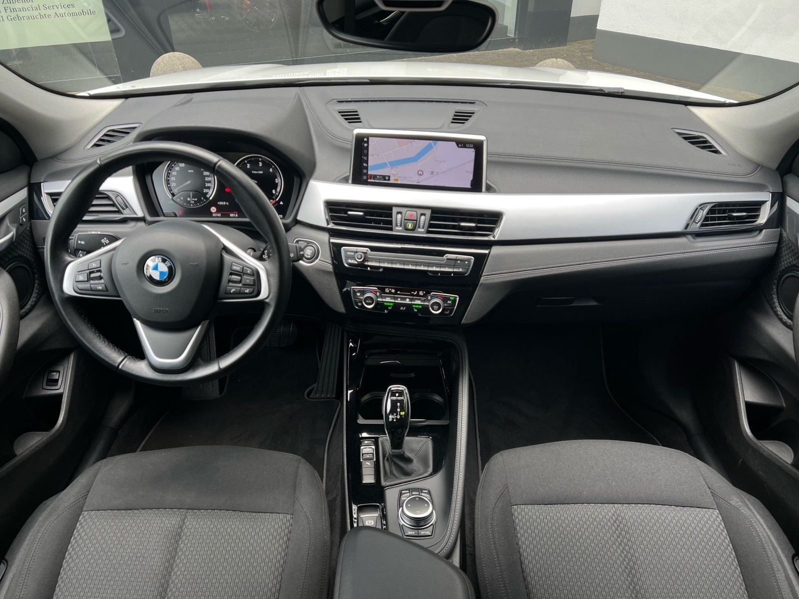 BMW X2 sDrive18d Navi Aut. LED Parkass. DAB PDC Shz imagem 3