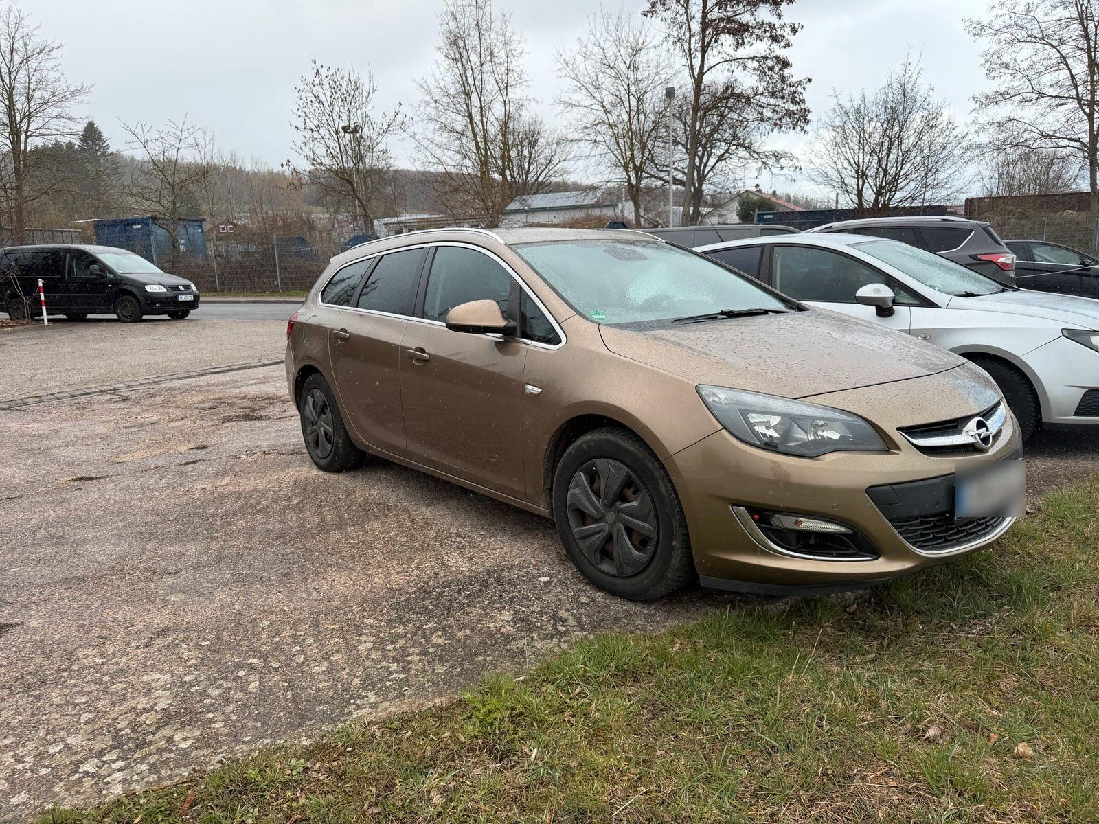 Opel Astra 2013 — rear view