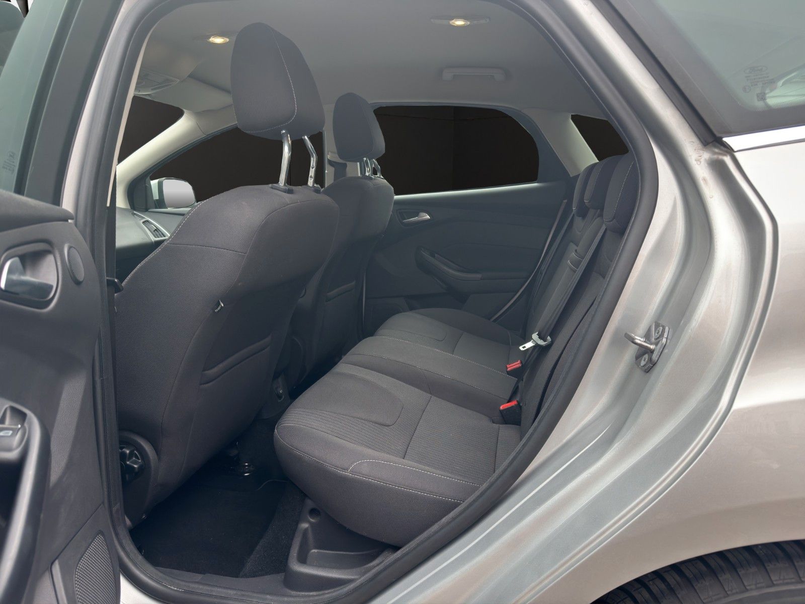 Fahrzeugabbildung Ford Focus Lim. Titanium Automatik/1HAND