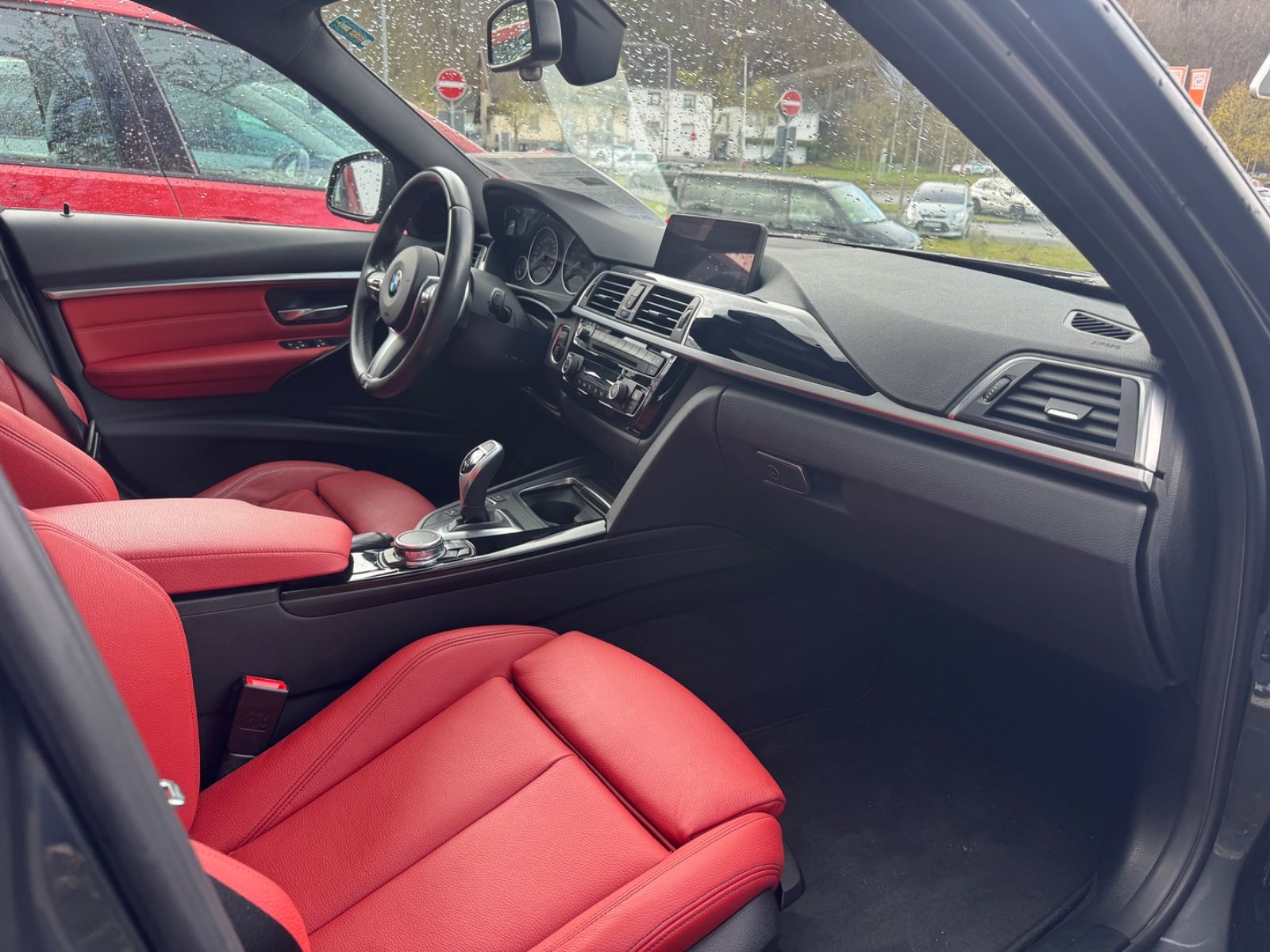 Fahrzeugabbildung BMW 330 xDrive Sport Line Panorama+HUD+erst 37500km