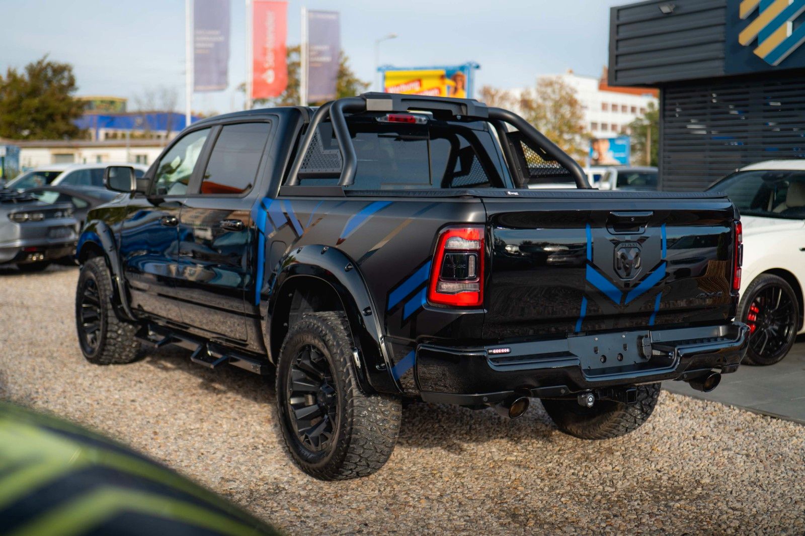Fahrzeugabbildung Dodge RAM 5.7 V8 HEMI 4x4 OFFROAD Night Unfallfrei LED