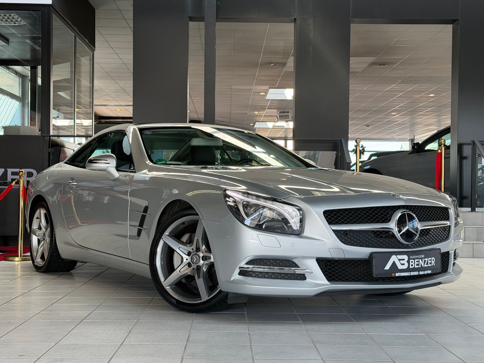 Fahrzeugabbildung Mercedes-Benz SL 350 /AMG/HARMAN-KARDON/MEMORY/T-WINKEL