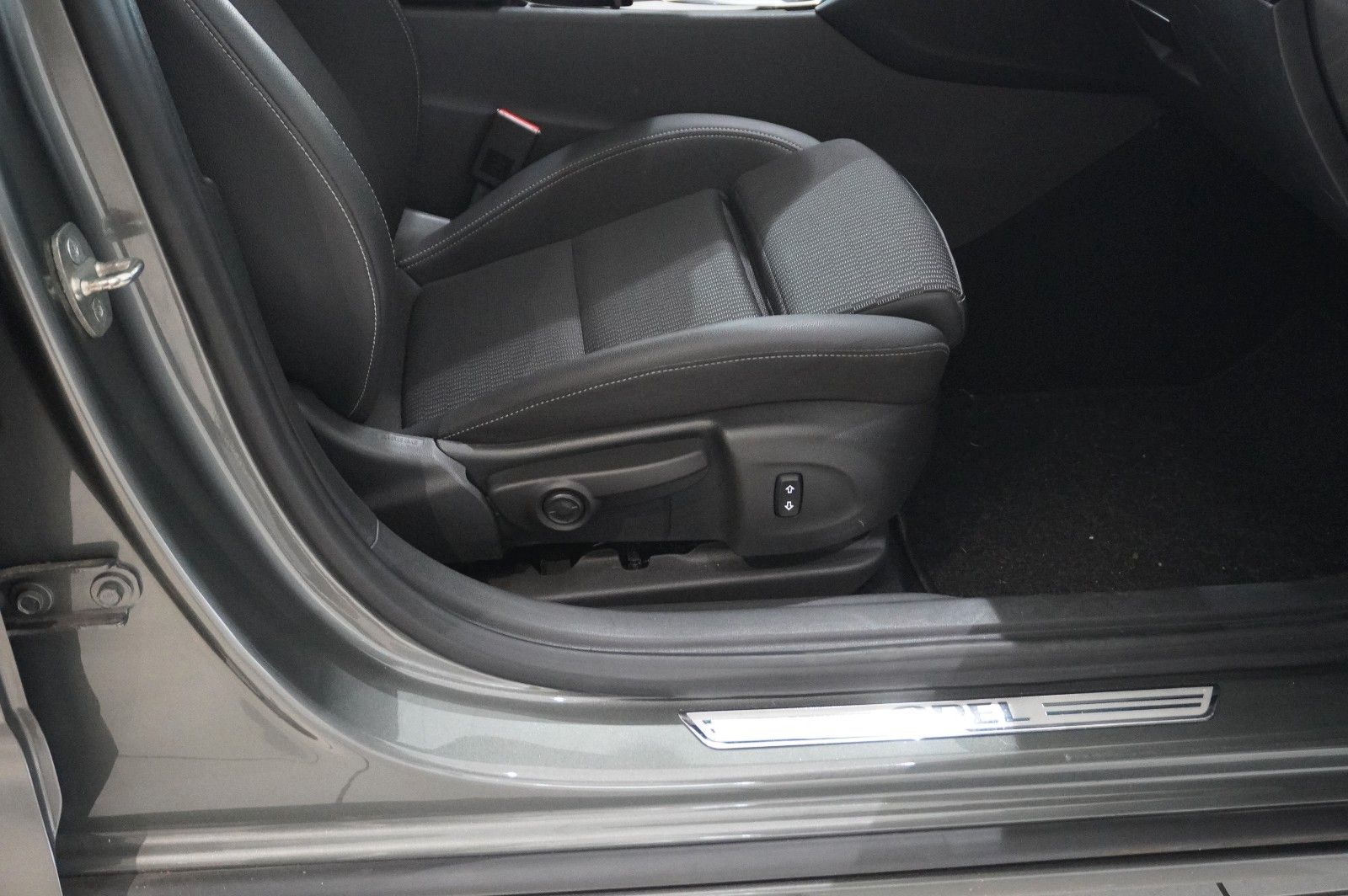 Fahrzeugabbildung Opel Insignia B ST 1.6D INNOV. NAVI/LED/KAMERA/SH/AHK