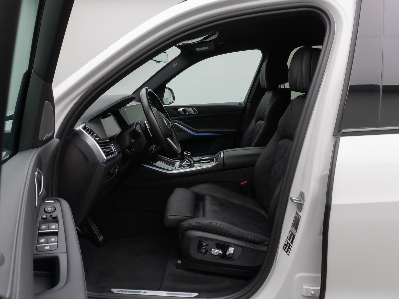 Fahrzeugabbildung BMW X5 M50i H/K DAB Laser 360°Alarm Belüftung 22Zoll