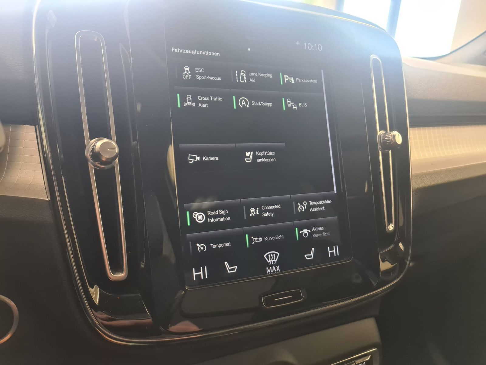 Fahrzeugabbildung Volvo XC40 Momentum AWD/LED/KLIMA/GARANTIE