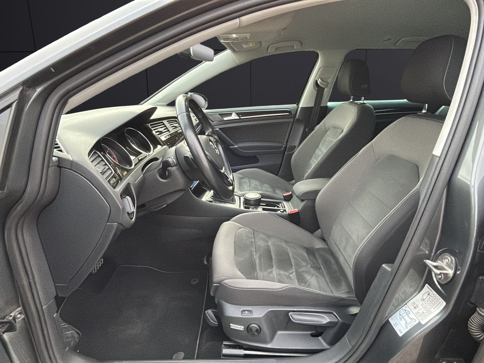 Fahrzeugabbildung Volkswagen Golf VII Variant Highline TSI DSG LED ACC SH Mas