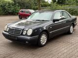 Mercedes-Benz E 200 ELEGANCE*KLIMA*ALU*TÜV*D4*HOLZ*ANGEBOT* - gebrauchte Mercedes-Benz E 200 aus dem Jahr 1999