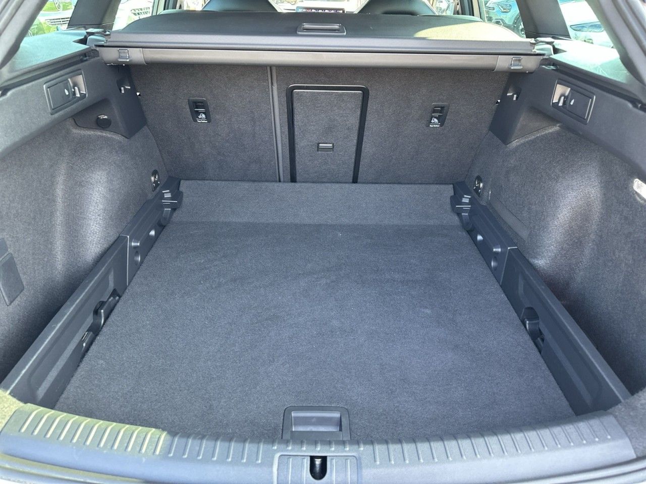 Fahrzeugabbildung CUPRA Leon Sportstourer VZ 2.0 TSI 4Drive DSG - mit KI generiert/bearbeitet