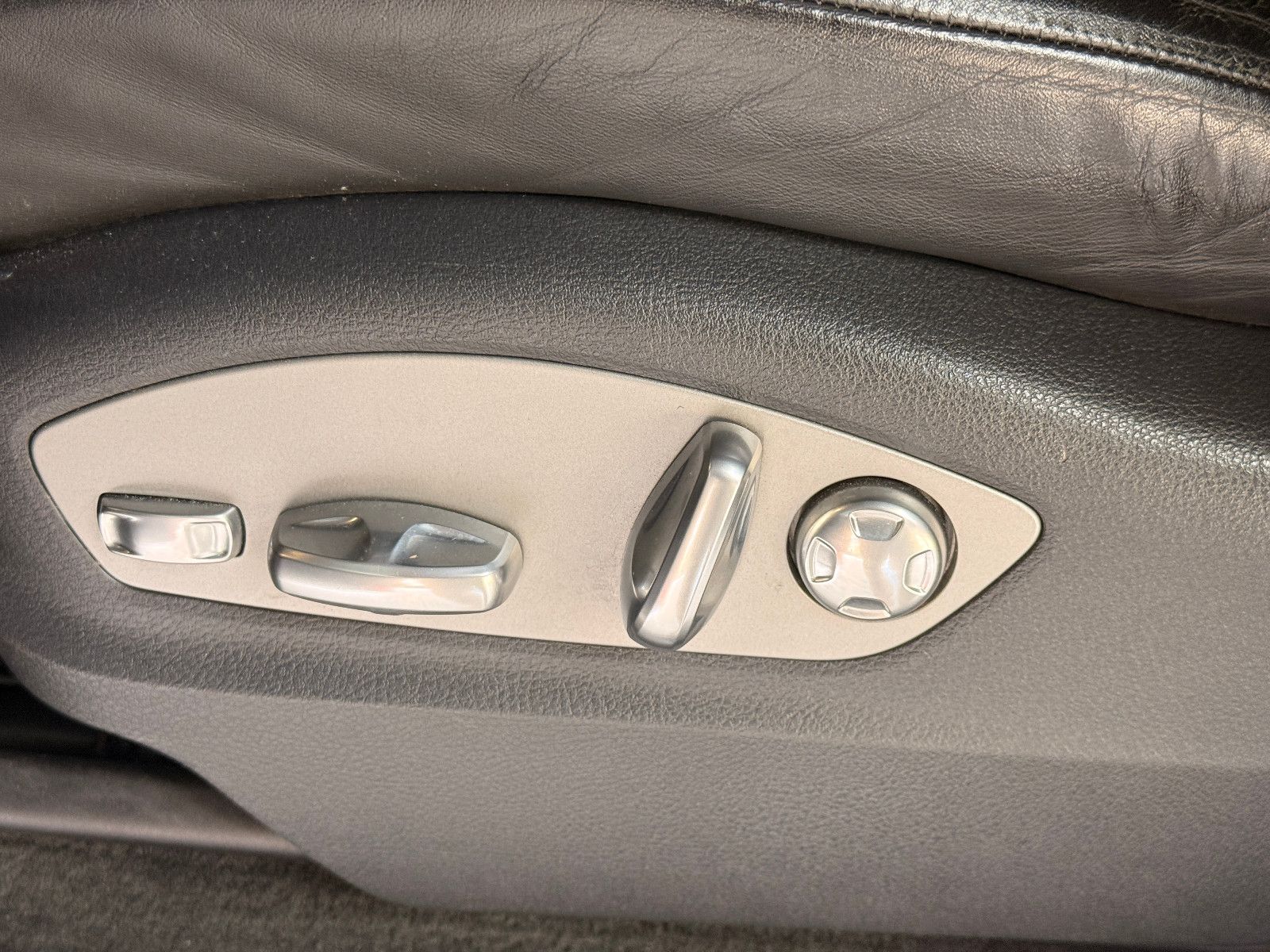 Fahrzeugabbildung Porsche Macan S Diesel/PANO/360°/MEMORY/SOUND/SHZ