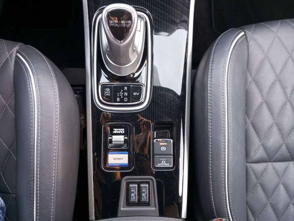 Fahrzeugabbildung Mitsubishi Outlander Plug-in Hybrid Intro 2.4 4WD AHK WR