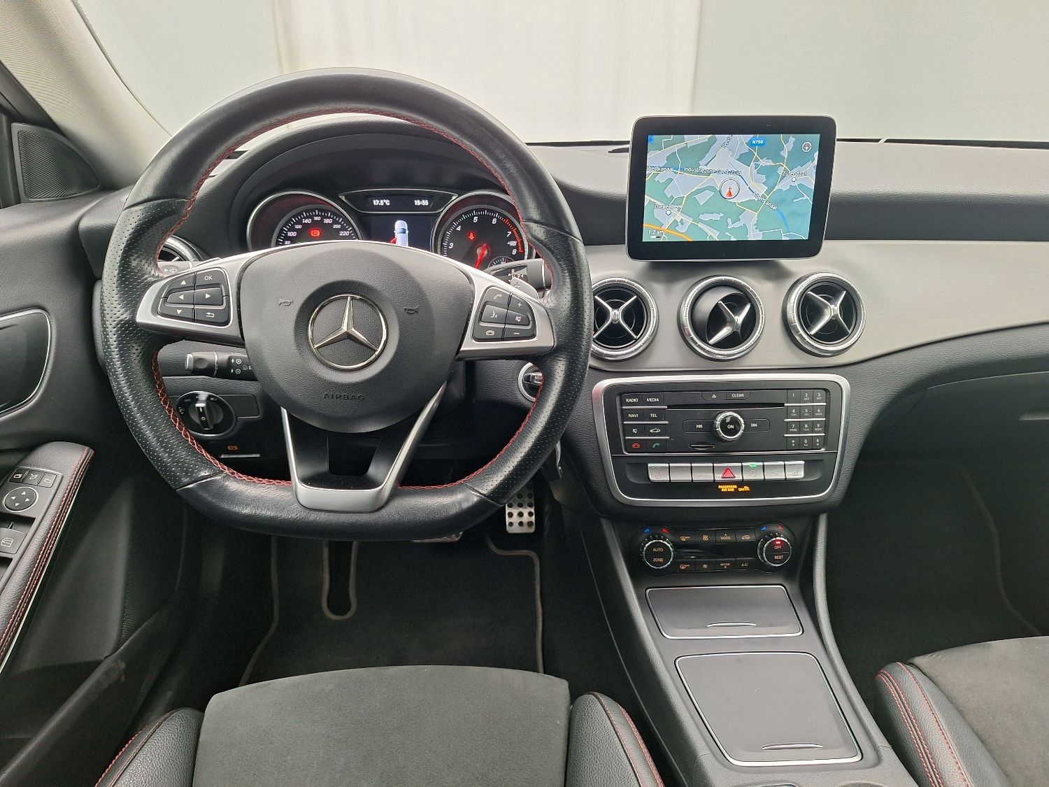 Fahrzeugabbildung Mercedes-Benz CLA 180 SB AMG-LINE/NAVI/LED/LEDER/PANO/SHZ