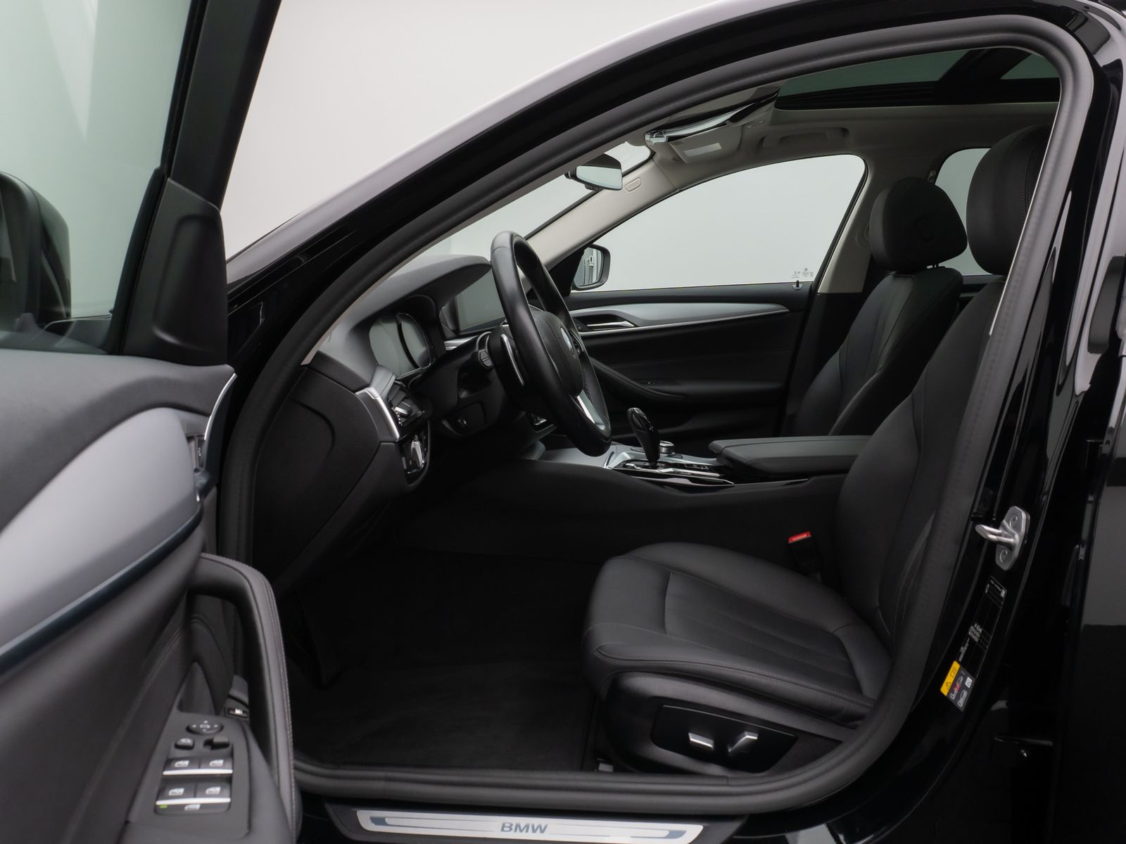 Fahrzeugabbildung BMW 530e xD Panorama 360°HUD DAB Leder Alarm 18Zoll