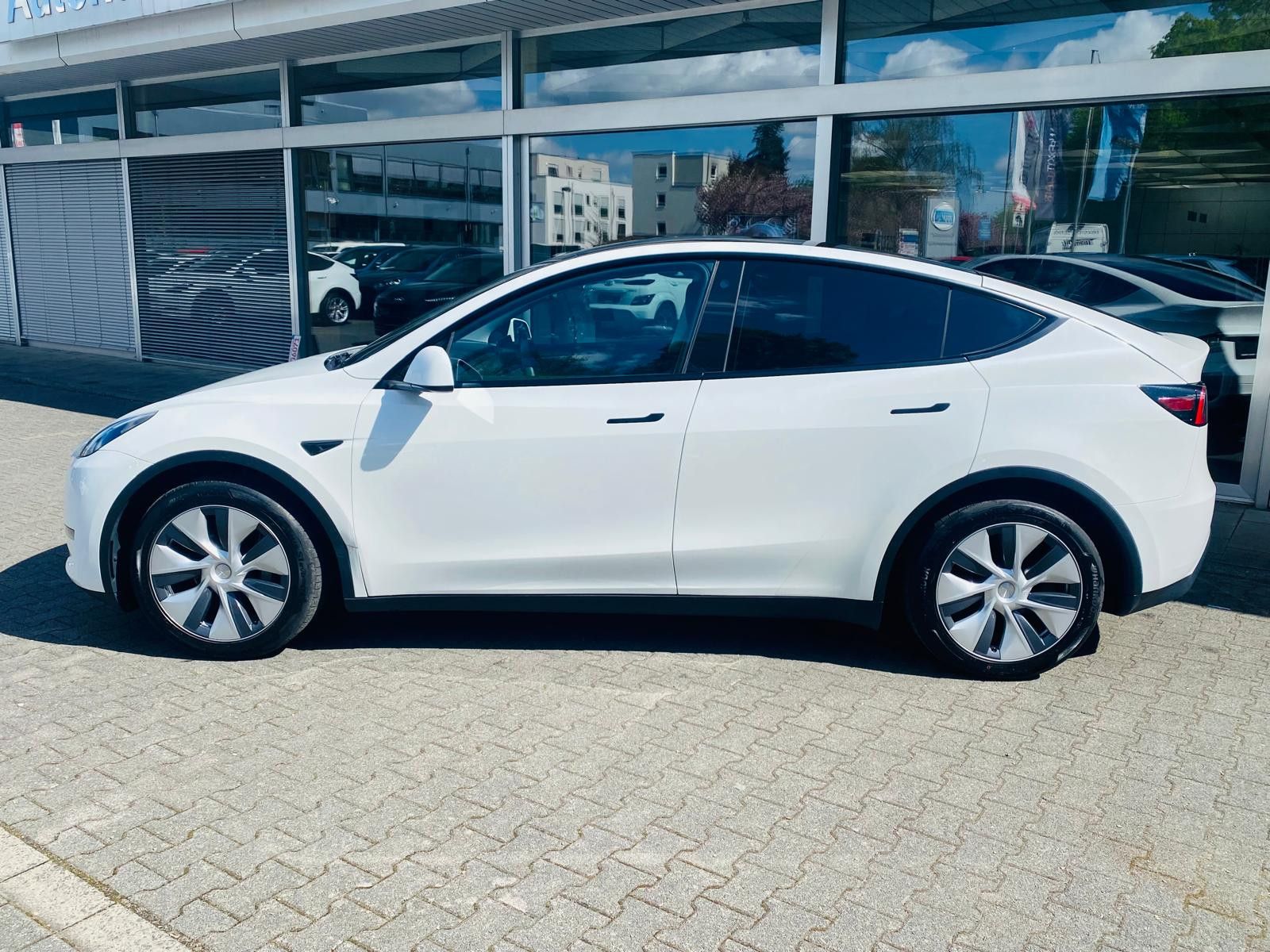 Fahrzeugabbildung Tesla Model Y LR Dual AWD PANO+STDHZ+NAVI+LED+ACC+AHK+