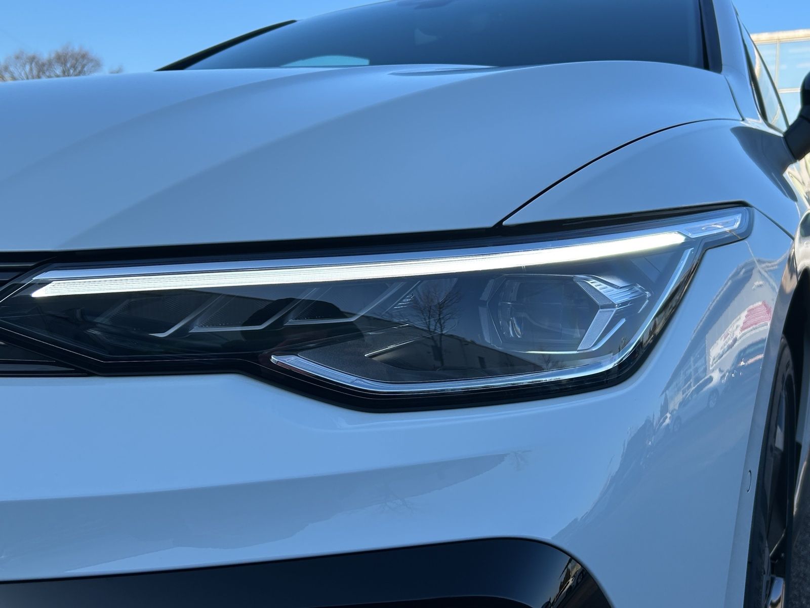 Fahrzeugabbildung Volkswagen Golf VIII Variant R-Line eTSI DSG LED+ ACC AHK S