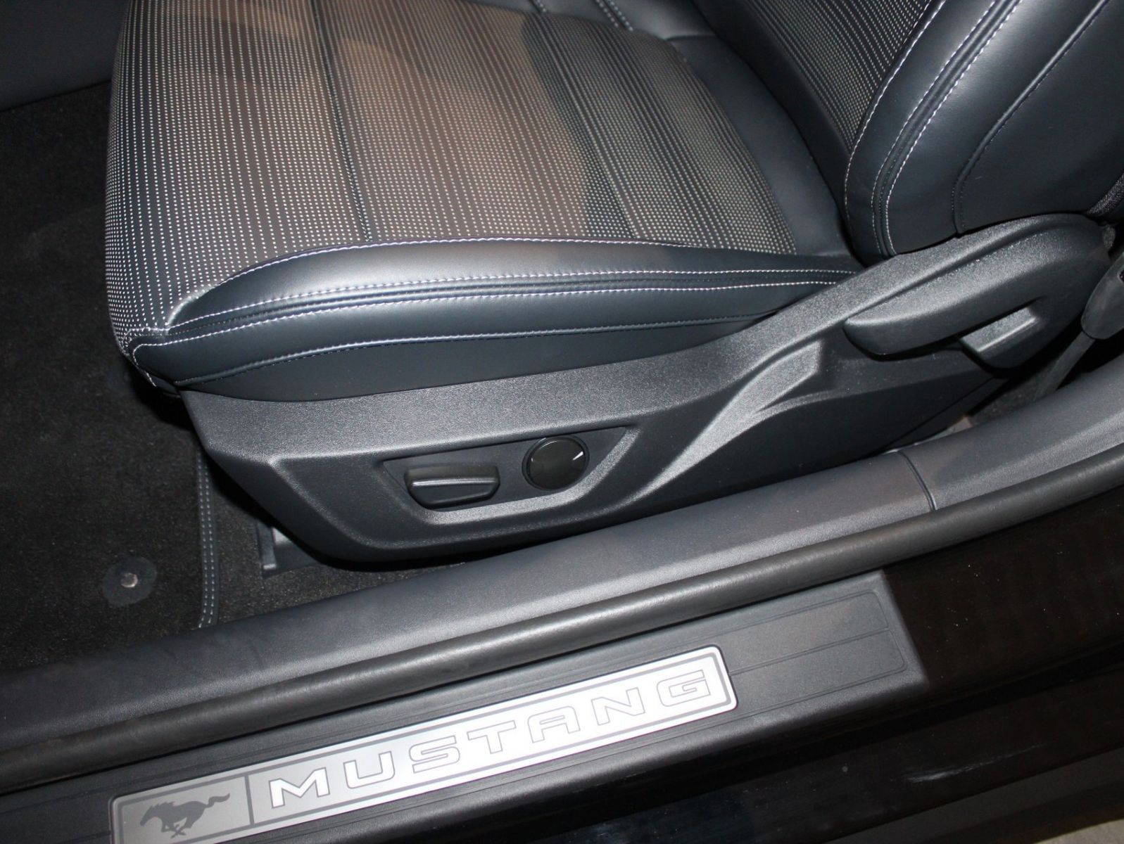 Fahrzeugabbildung Ford Mustang 5.0 V8 GT Automatik LED ACC Kamera Leder